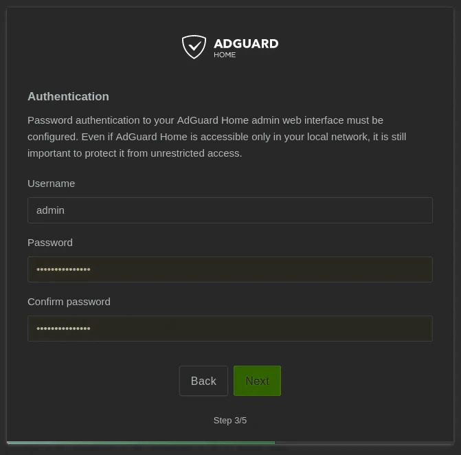 Het authenticatiescherm van AdGuard Home tijdens installatie, met gebruikersnaam en wachtwoord