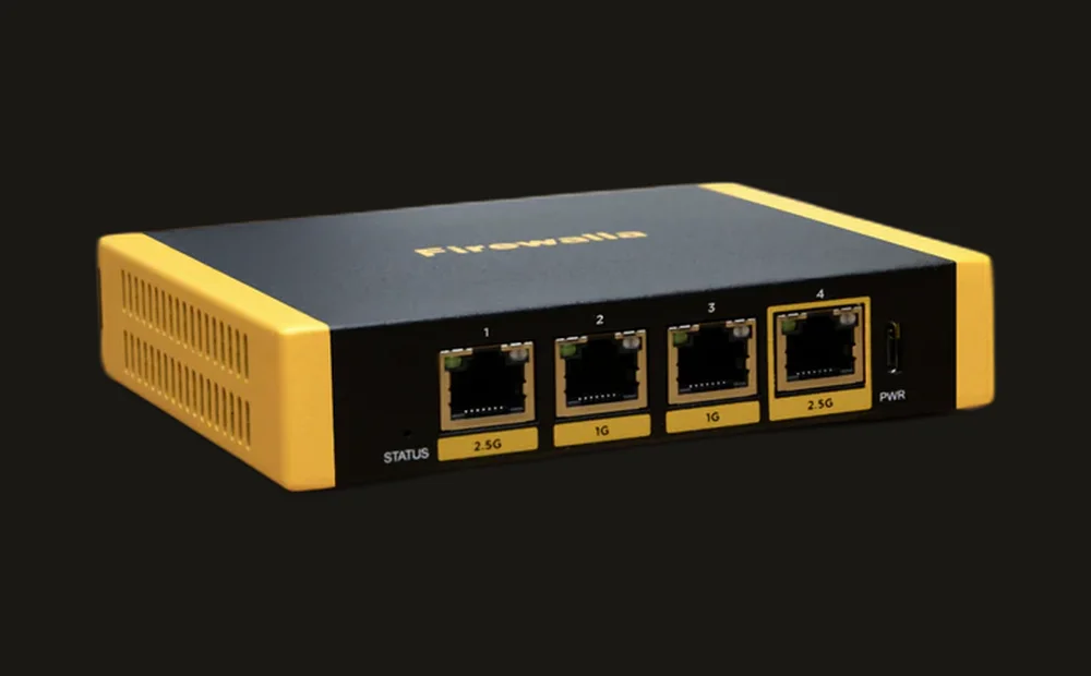 Firewalla Gold SE onder een hoek met alle 4 ethernetpoorten zichtbaar: 2× 2.5G, 2× 1G, plus status- en voedingsaansluiting