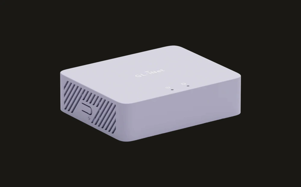 GL.iNet Brume 3, voorlinkerhoek met het GL.iNet-logo, statuslampjes en ventilatiegleuven