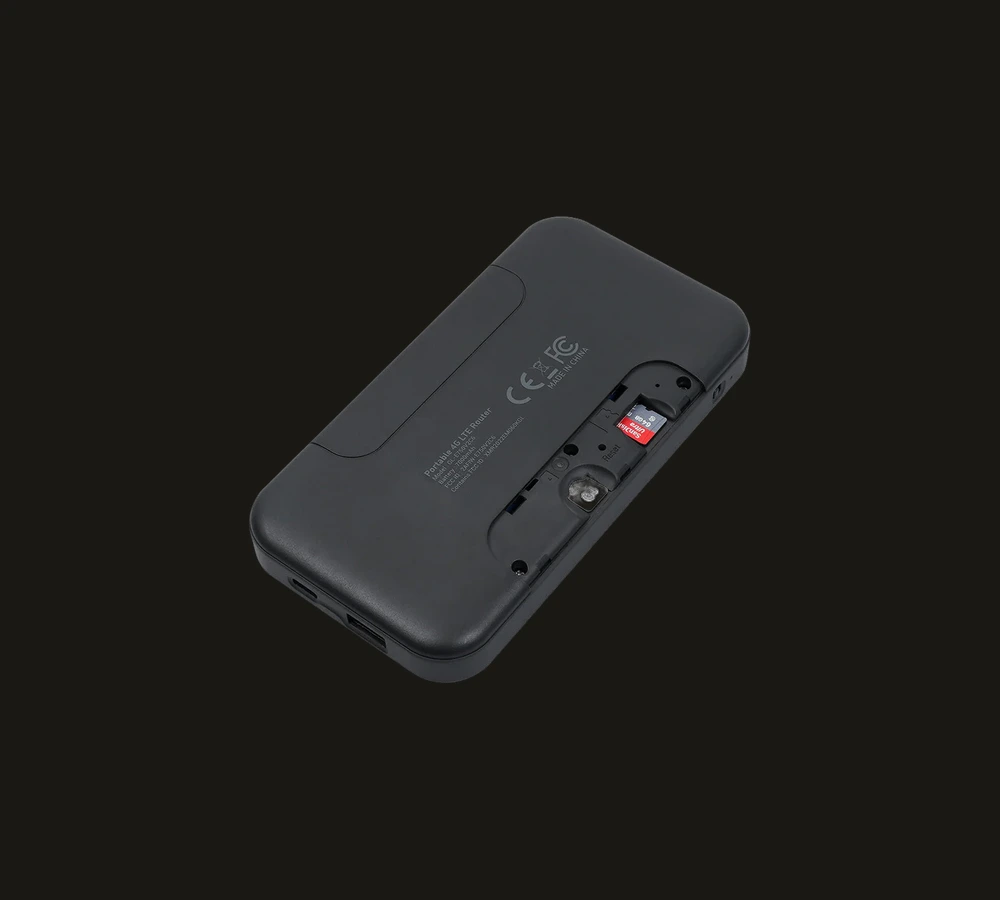 GL.iNet Mudi V2 achterkant met SIM- en microSD-slot