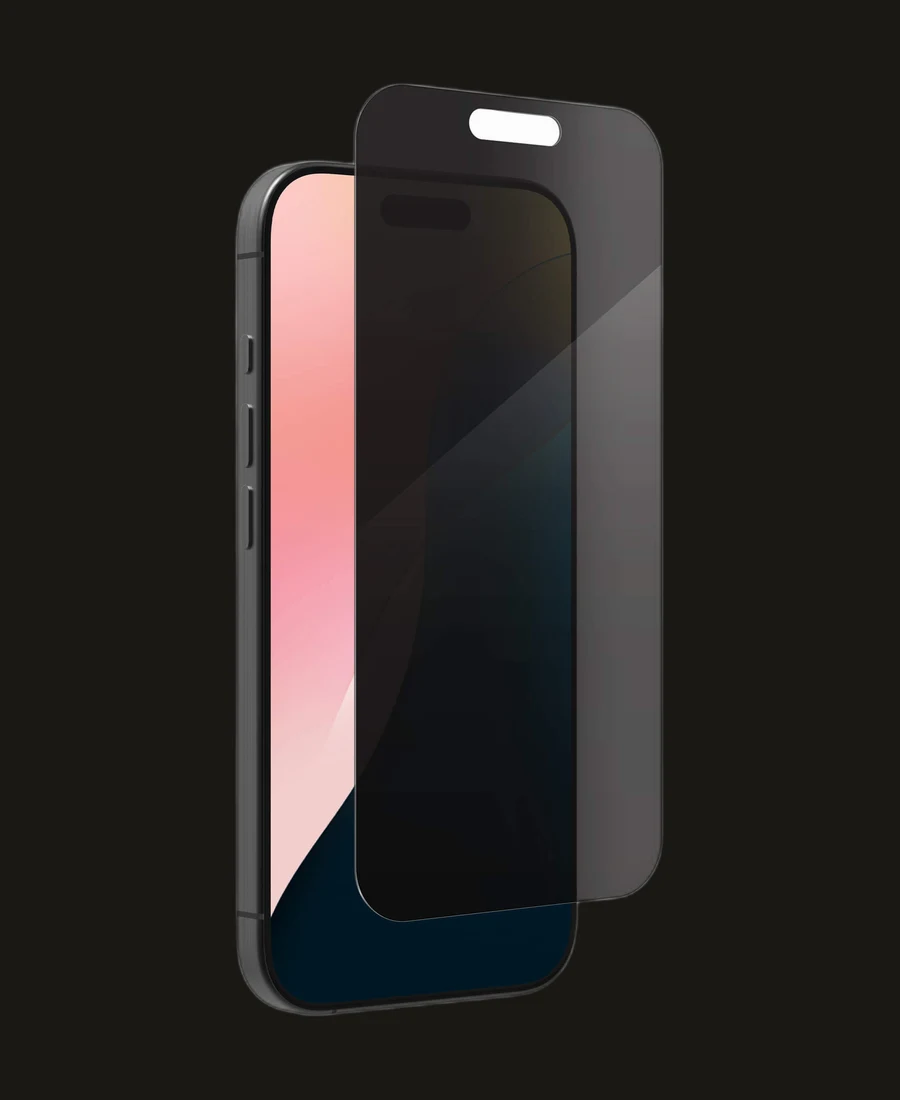 Gehard-glazen privacy-screenprotector schuin boven een telefoon gehouden, met het donkere privacyfilter-effect zichtbaar
